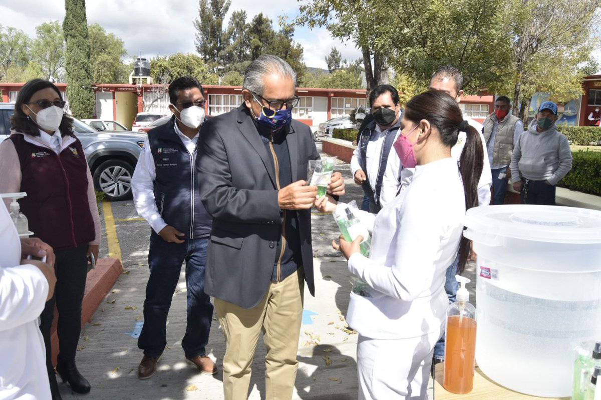 SEPHidalgo's tweet photo. La eficiencia en los servicios educativos es prioridad para @omarfayad, el secretario @atilanorp recorre instalaciones y etapa de construccción de módulos de sanitarios y aulas de la @ENVM_Oficial.
@Juan_Ramro 
@Jesusls2020 
Benigno Sánchez Naranjo https://t.co/3ialJq8MBw
