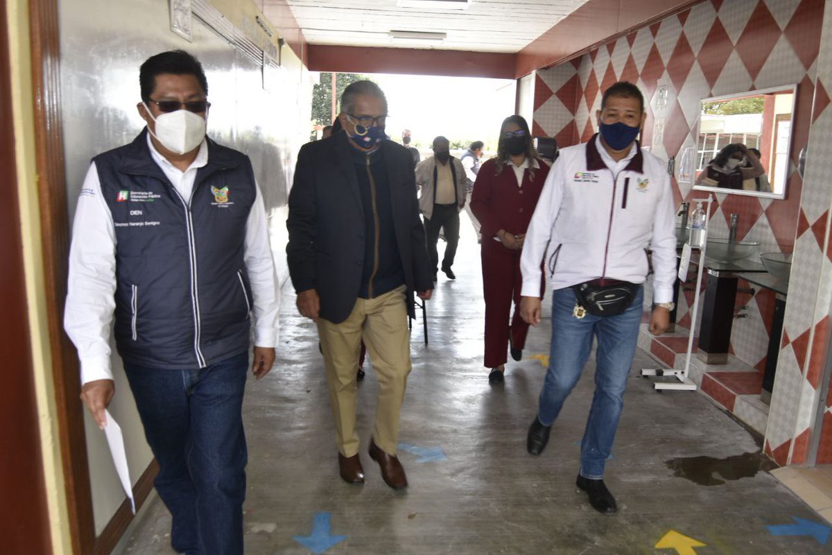 SEPHidalgo's tweet photo. La eficiencia en los servicios educativos es prioridad para @omarfayad, el secretario @atilanorp recorre instalaciones y etapa de construccción de módulos de sanitarios y aulas de la @ENVM_Oficial.
@Juan_Ramro 
@Jesusls2020 
Benigno Sánchez Naranjo https://t.co/3ialJq8MBw