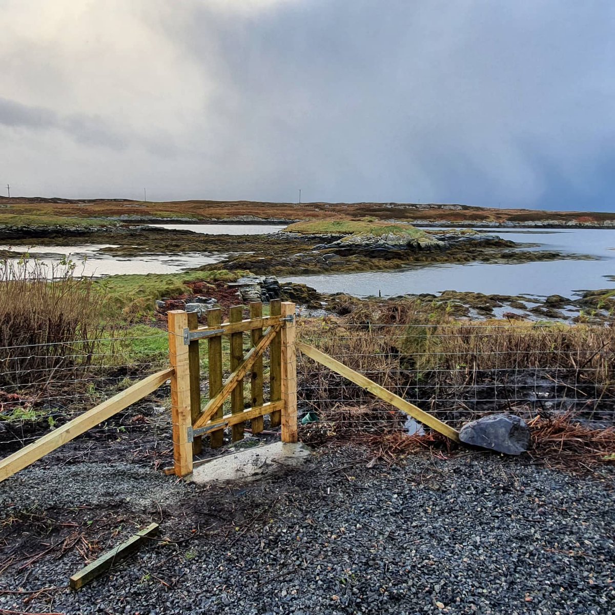 UistCottages's tweet photo. It takes more than Storm Arwen to halt the work on the new fence at Airidh an Dobhrain! Complete with new gates giving easier access for exploring the shore
#Fence #Gates #StormArwen #Windy #Hardwork #Rylock #Garden #GrimsayIsland #Benbecula #OuterHebrides #Cottage #Maintenance https://t.co/GsCAt3DlGw