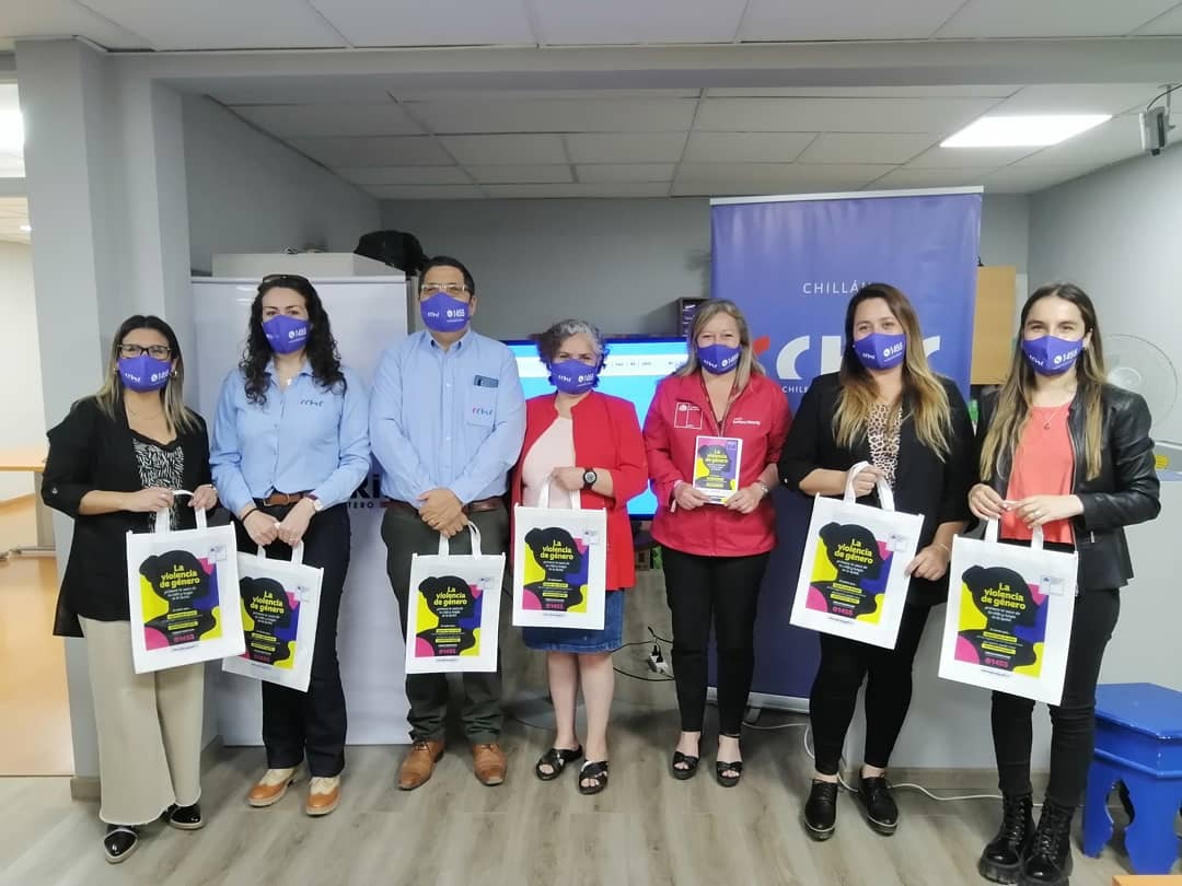 MMEG_Nuble's tweet photo. [#HOY]✋🚫Seremi @BarbaraHennigGo participó de la campaña impulsada por @CChCChillan que se enmarcó en Conmemoración del Día Internacional de la Eliminación de la Violencia contra la Mujer, la cual estuvo dirigida a trabajadoras 👩🏻‍🦱👩🏼‍🦰👷🏼‍♀️🧰🪚⛏️de la Ferretería Madrid
#NoEstásSola https://t.co/pXWdAm3QiA