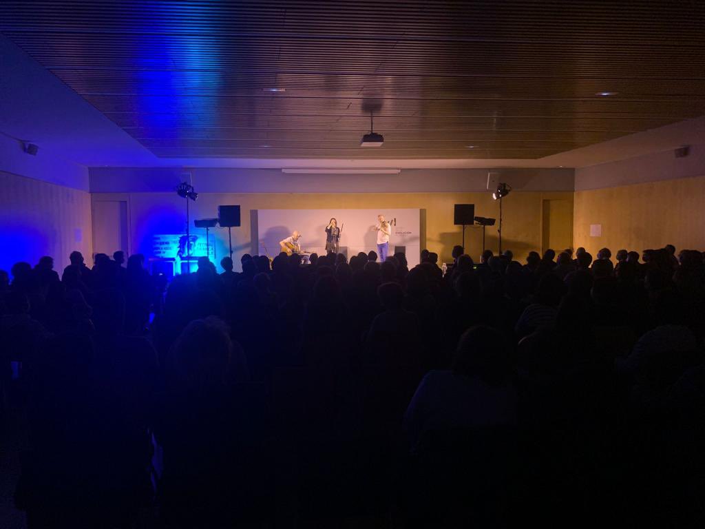 Y lo que me estoy moviendo al ritmo de <a href="/stephgeremia/">Steph Geremia</a> en <a href="/FBabiecafolk/">Festival BabiecaFolk</a> en nuestro salón de actos del <a href="/museoevolucion/">MuseoEvoluciónHumana</a> . Bienvenidos desde Irlanda! Welcome!