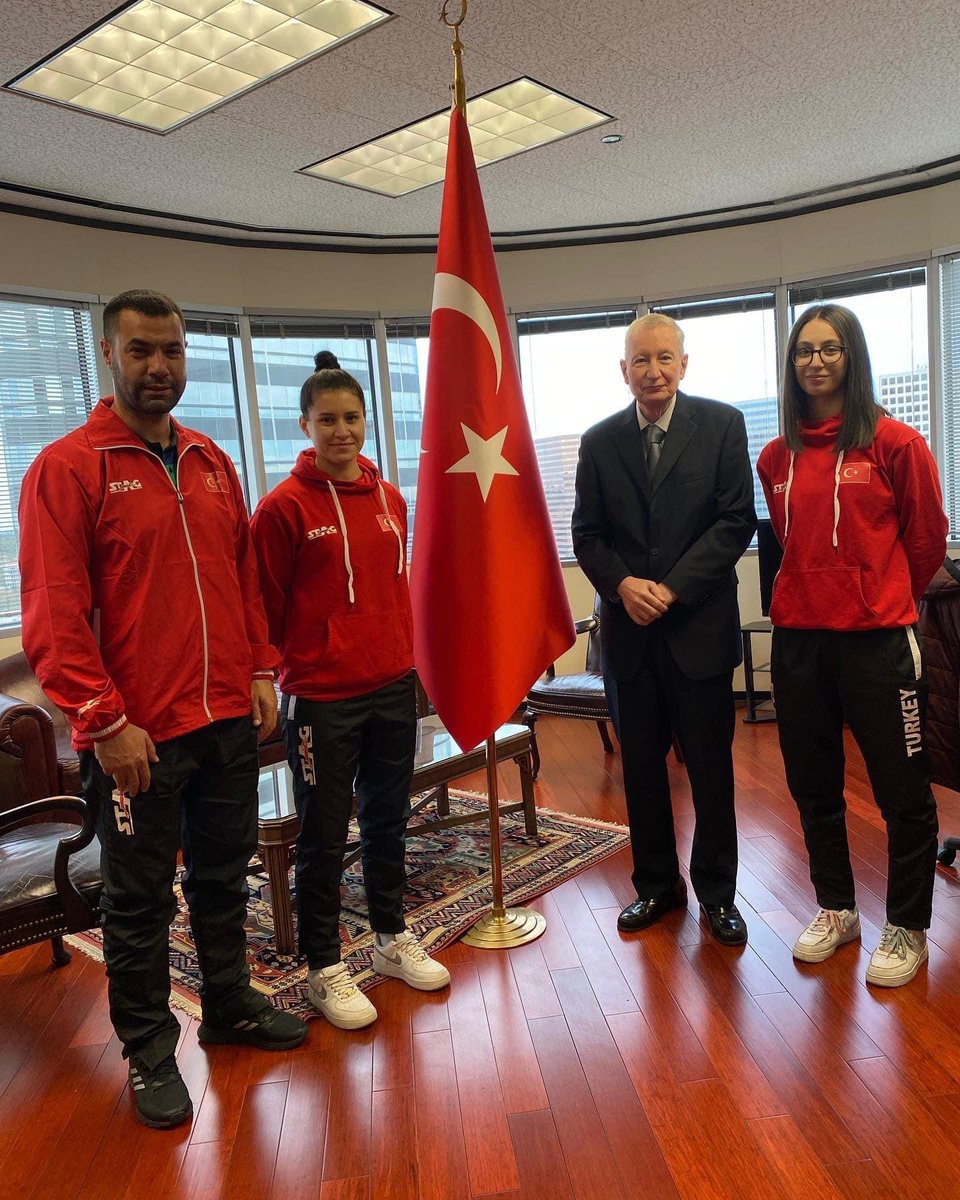 #Houston Başkonsolosu Sayın #AkilÖktem beyefendi  #MilliTakımımızı makamında ağırladı.

#Başkonsolosumuza #MilliTakımımıza göstermiş olduğu ilgi ve alakasından ötürü teşekkür ederiz🏓🇹🇷<a href="/OA_Bak/">Dr. Osman Aşkın Bak</a> <a href="/GSBsporgm/">Spor Hizmetleri Genel Müdürlüğü</a> <a href="/kasapoglu/">Dr. Mehmet Kasapoğlu</a> <a href="/ETTU_TTennis/">ETTU</a> @selcukcebi61 <a href="/mehbaykan/">Mehmet Baykan</a> <a href="/WTTGlobal/">World Table Tennis</a> <a href="/hamzayerlikaya/">Hamza Yerlikaya 🇹🇷</a>