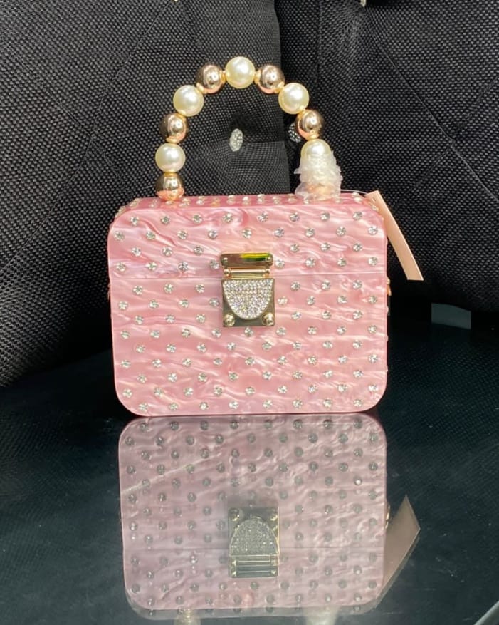 Indulgence_stor's tweet photo. @UGmanofficial These clutch purses are to die for, ladies. 🤭😁 Frames 1-3 are also available in white. 
Frame 1: N25,000
Frame 2: N25,000
Frame 3: N24,000
Frame 4: N22,000
Location: Lagos
Nationwide delivery 
Please send a DM or WhatsApp: 08187261604

Kindly retweet.🥺 Thank you. https://t.co/935fx0vN4b