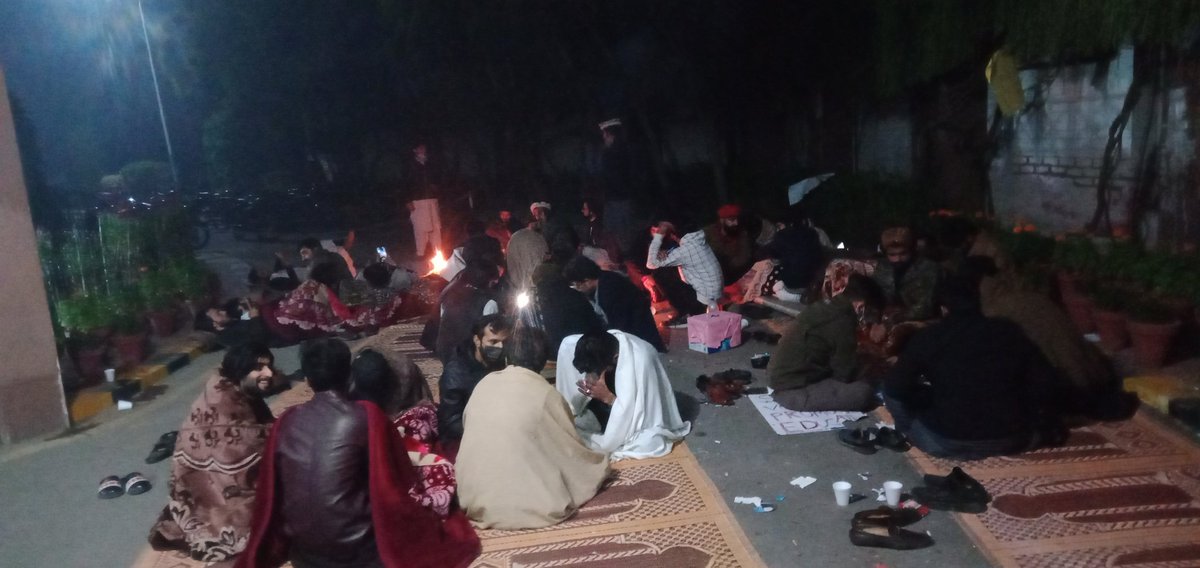 Aslamkhosa131's tweet photo. Uni must stop their wicked attitude towards students. Thwy must stop critisizing baloch, sindhi, siraiki and pakhtoon students.
5th day of dharna at #universityofthepunjab against the administration  #PUSFSitInAgainstAdmin https://t.co/RpQqxhtLAB https://t.co/4s1ALNp1np