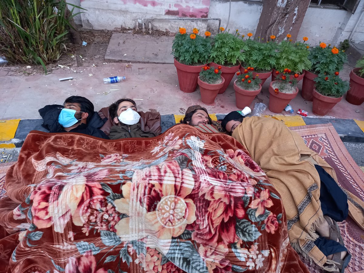 LATIFMIRWANI0's tweet photo. It is the 5th day of sit in protest of PUSF but still pu administration is not ready to listen peaceful students. Students are bearing many hardships in these cold nights but still they are left helpless.
#PUSFSitInAgainstAdmin
#Fulfil_PUSFDemands 
@sakhtarmengal 
@HamidMirPAK https://t.co/VNiXtZTigB