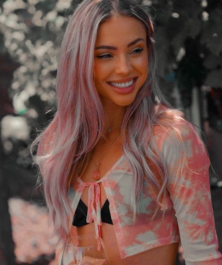 🌺   El deseo me tiene preso,
      quiero saborear tus besos.

                #FreeRol — #SexRol