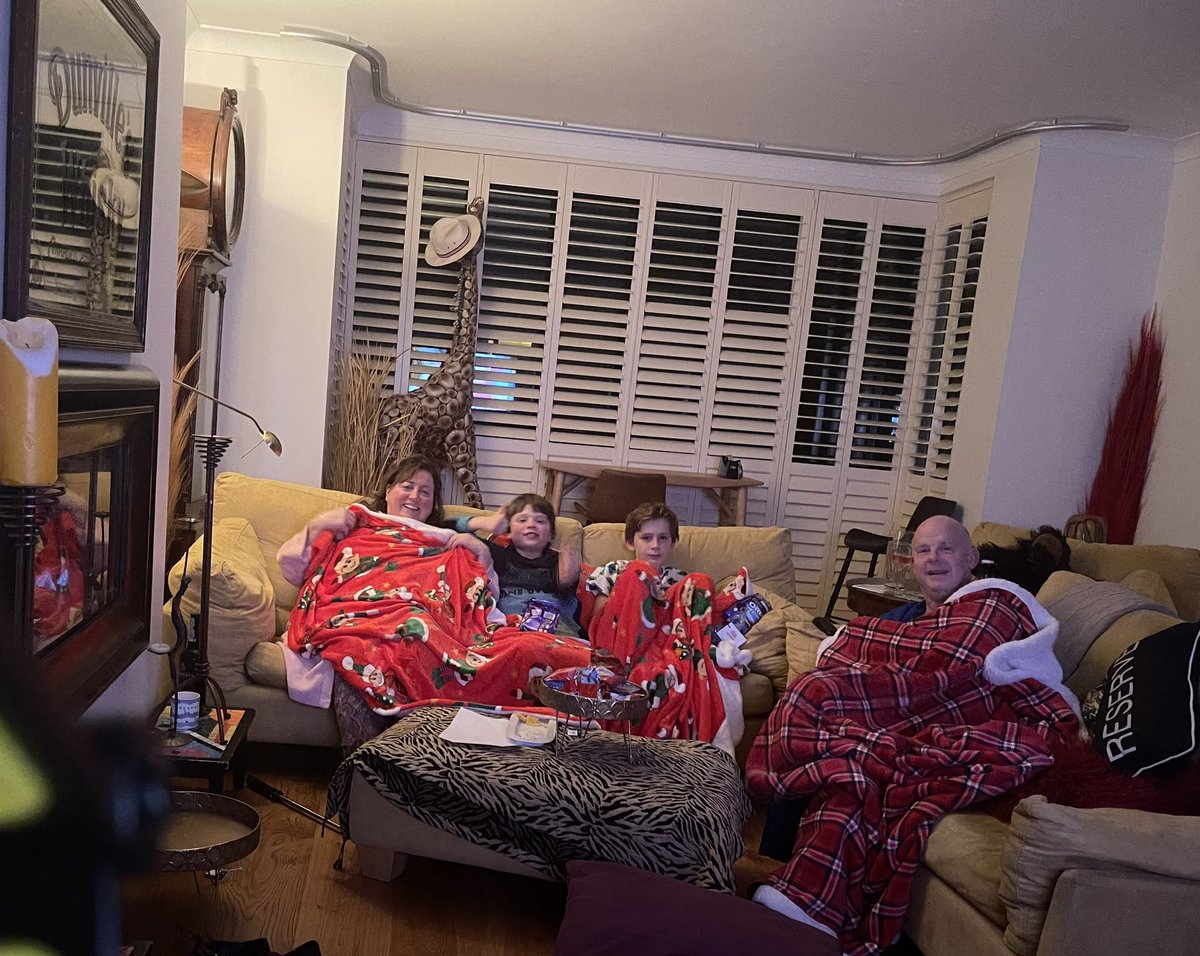 AMGL's tweet image. Sending our love to Nana Carmel Griffin in Midleton tonight from Dalkey. 
We cancelled our annual family get together to night to keep all safe from covid-19!
Hugs &amp;amp; kisses &amp;amp; late late magic