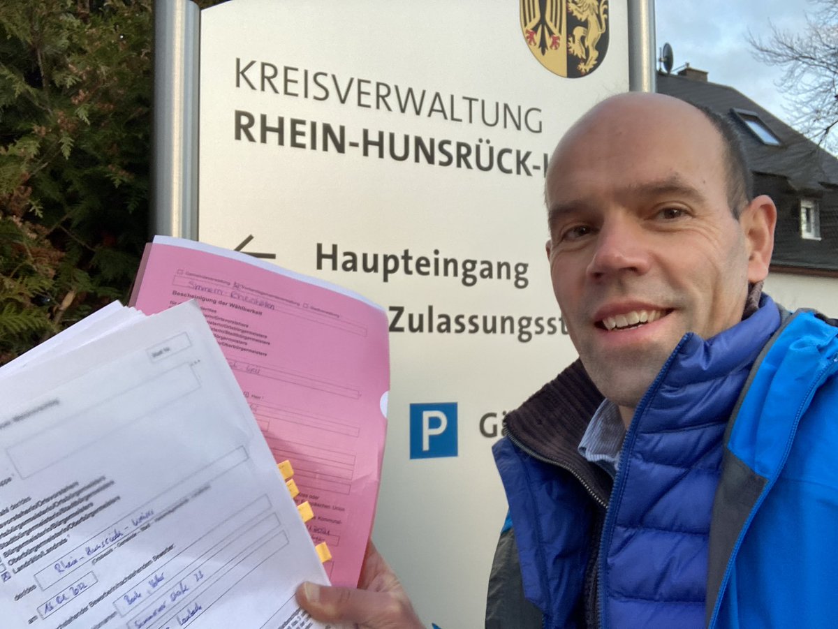 Herzlichen Dank für die tolle Unterstützung auf dem Weg zur Landratswahl am 16.01.2022! Gestern habe ich als parteiloser Einzelbewerber ein dickes Paket an Unterstützungs-Unterschriften in der Kreisverwaltung in Simmern abgegeben. 220 müssen‘s sein, es waren: mehr. #RoadtoRHK