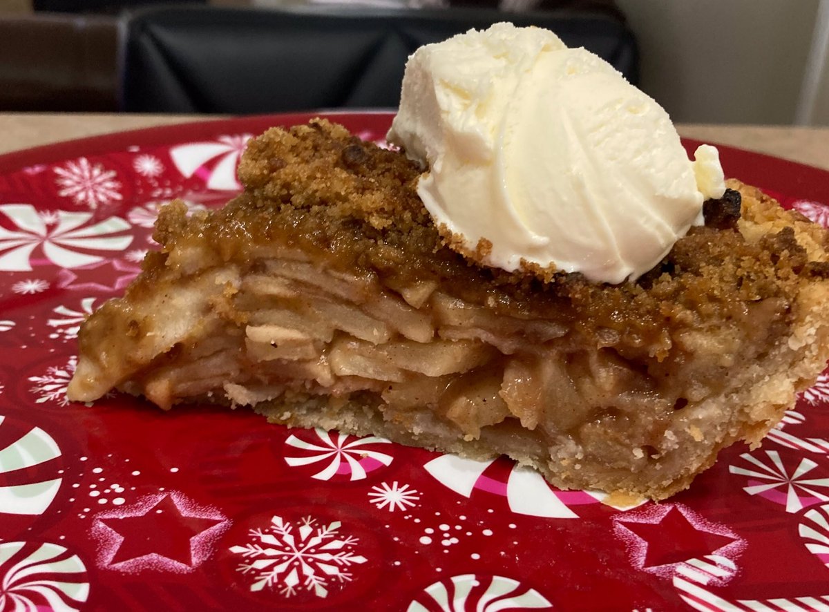 FaithN57's tweet photo. Hey @GordonRamsay what do you think of my homemade apple pie? https://t.co/BLlJK6RWyc