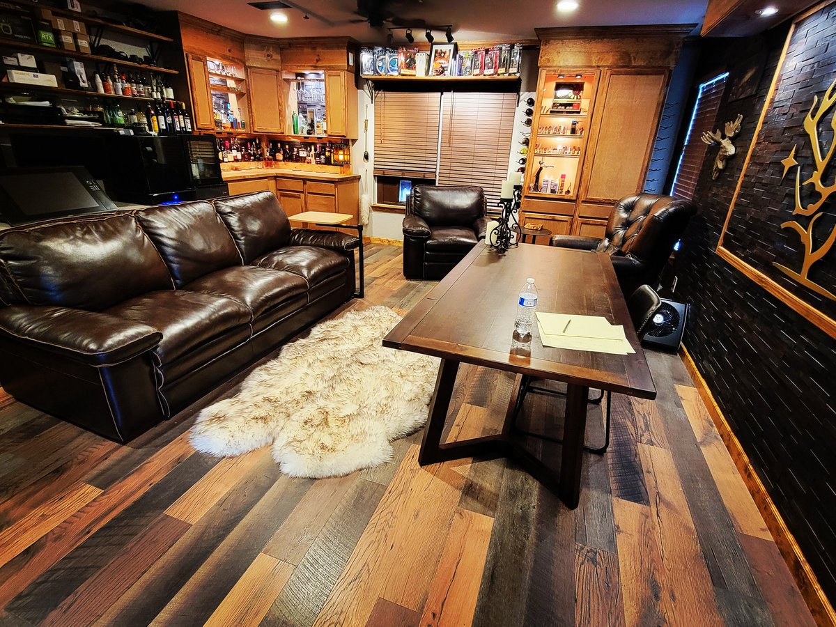 TheWhimsyOaks's tweet photo. Built a room to work more efficiently. Ready to work and focus on long term goals. Pic 02 #workzone #warmvibes #focused https://t.co/J0CROSCJct