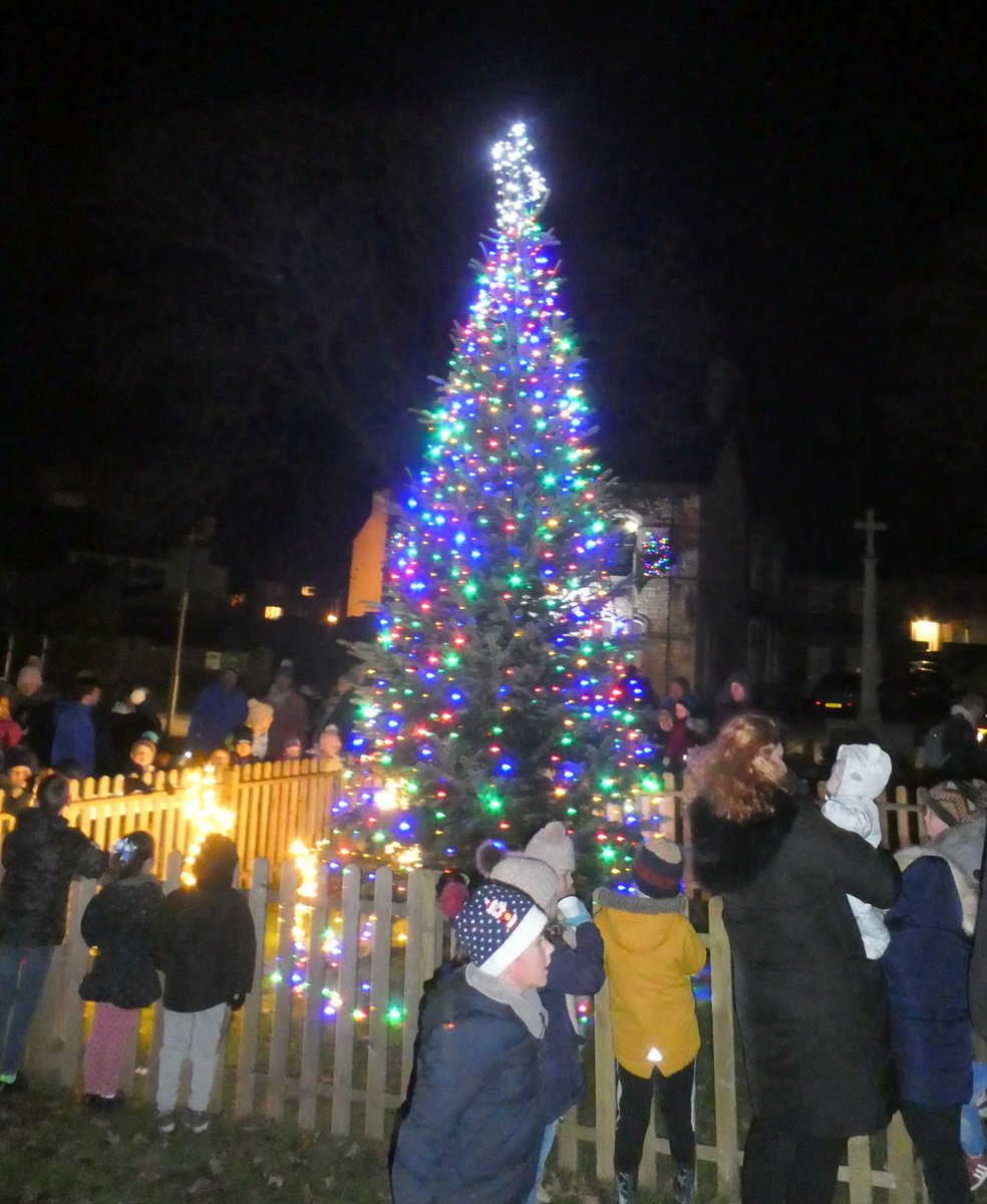 grizleymire's tweet photo. The Lights are on in #milnthorpe #cumbria #greateffort by all involved #christmaslights #switchflicked https://t.co/pqklcMIPze