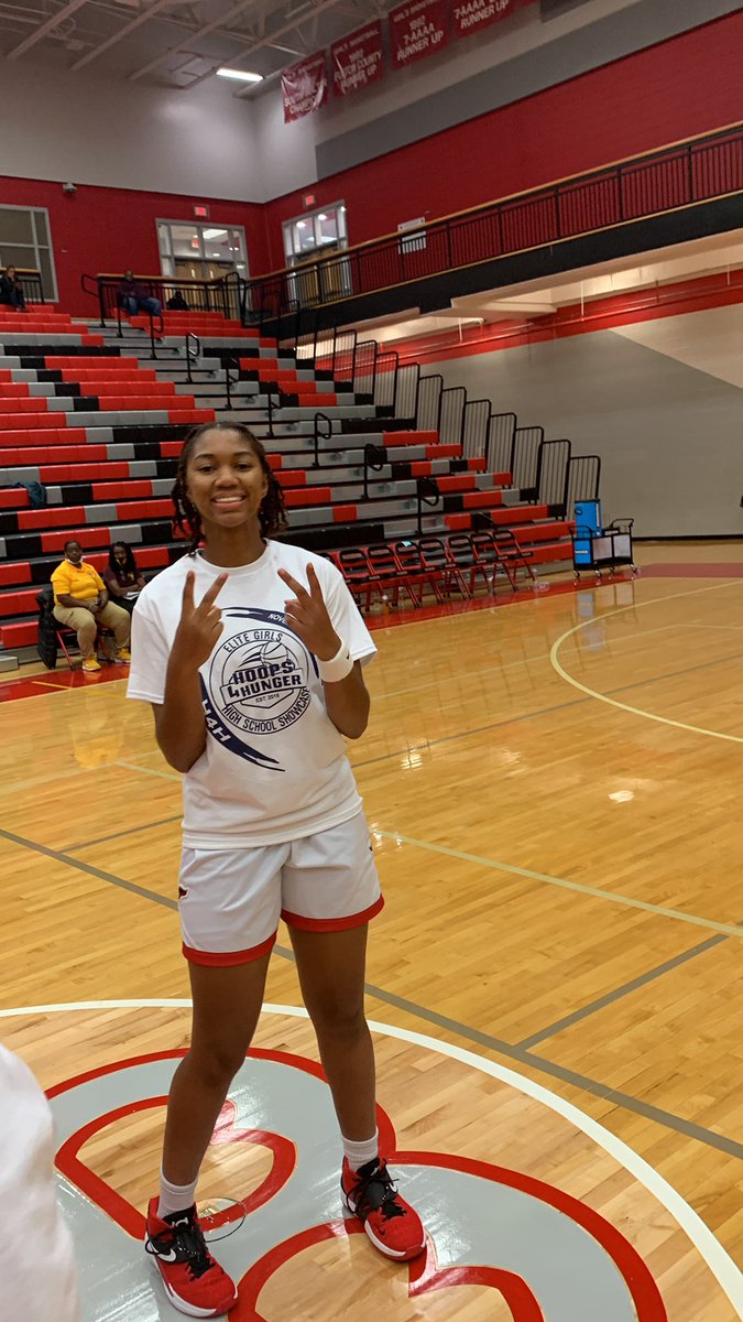RealWriteups's tweet photo. @WoodwardBBall sydney bowels maybe the top senior in georgia and she is all smiles at #hoopsforhunger https://t.co/usYaWwwkfw
