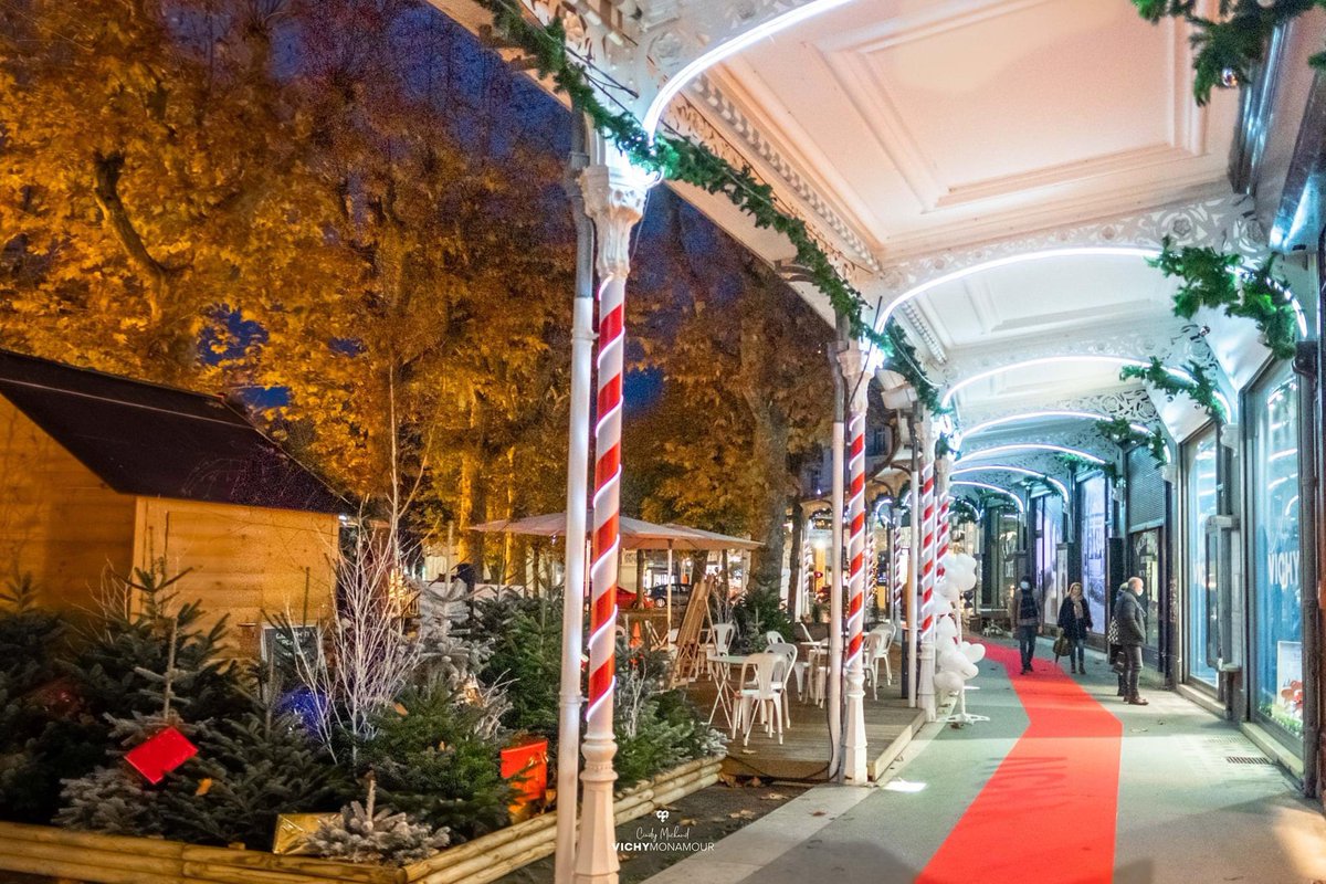 VichyDesti's tweet photo. La magie de Noël est lancée à Vichy ! RDV tous les soirs dès 17h30. Consultez le programme -> https://t.co/0Xwzt5im5U https://t.co/sv632cj4Tu
