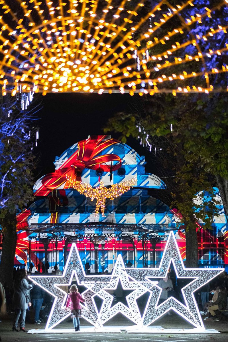 La magie de Noël est lancée à Vichy ! RDV tous les soirs dès 17h30. Consultez le programme -> vichy-destinations.fr/les-vitrines-d…