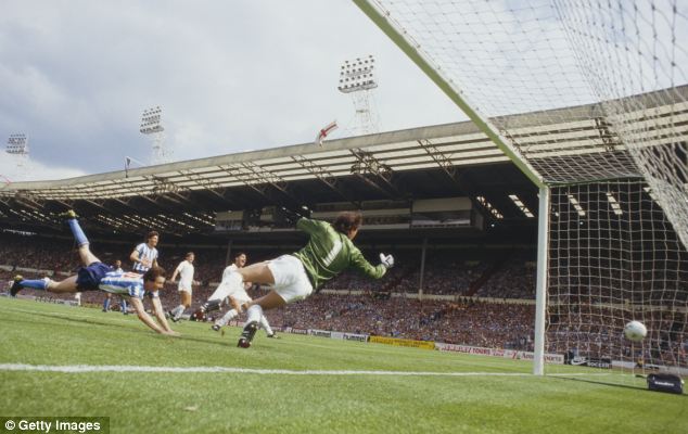 robertmdaws's tweet photo. @Coventry_City #KeithHouchen heads in the equalising second goal past Ray Clemence #FACupFinal https://t.co/0XxIdjilWq