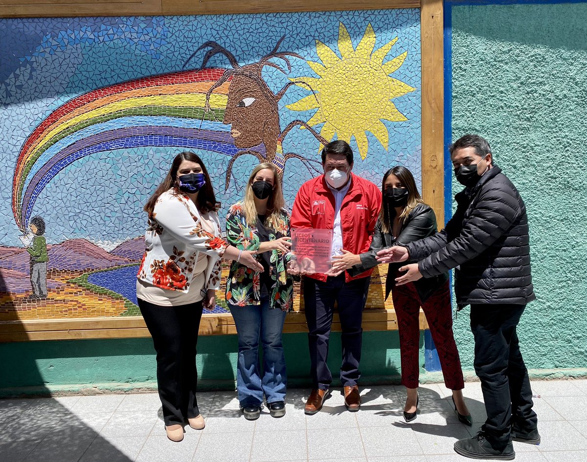camilaromerom's tweet photo. Hoy visitamos junto al Seremi de Educación @Jef_figueroa los 4 Liceos Bicentenario de la comuna de Calama. Felicitaciones a todas las comunidades por el gran trabajo que están desarrollando. #AltasExpectativas https://t.co/bBpB7vDKOA
