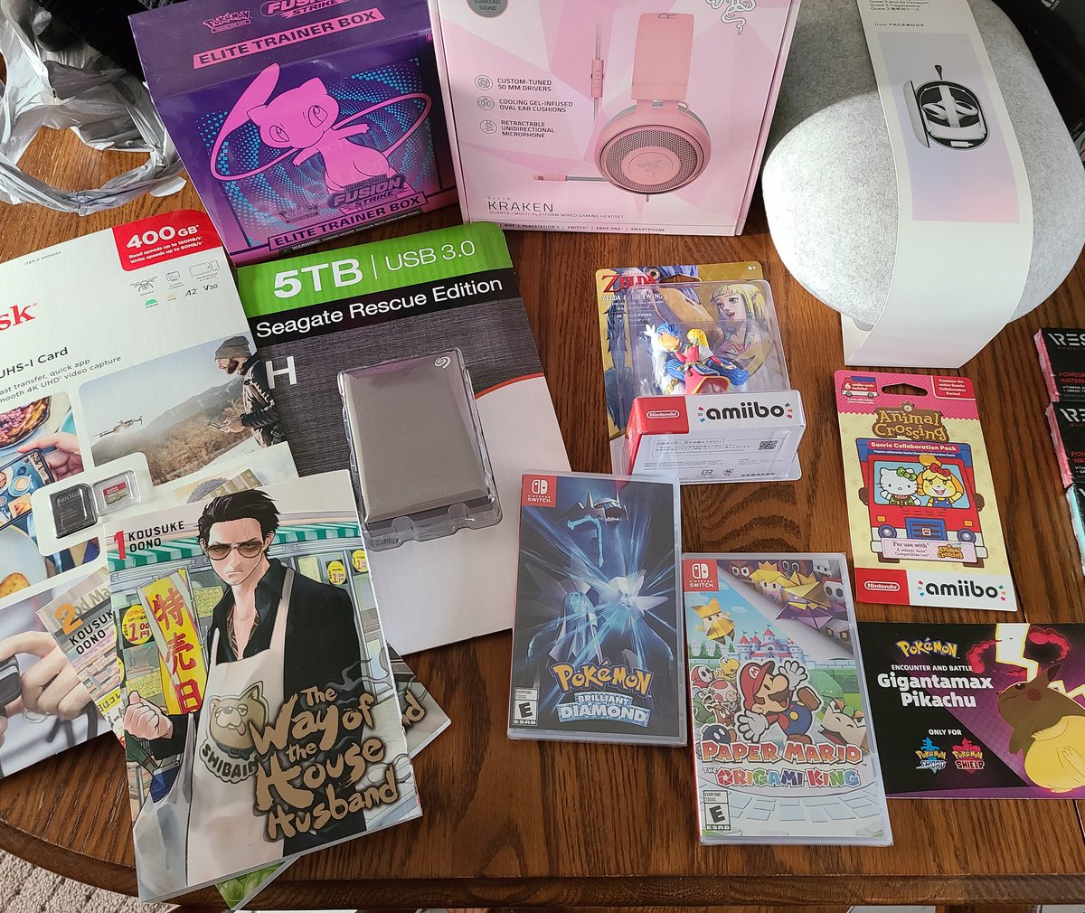 lahzerin's tweet photo. I am home from my perilous journey this morning and we have the goods 😈
I got many things I wanted!😌
Some gifts, online things!✨
#BlackFriday #vtuber #loot #sheeeeeshhhh https://t.co/RitTrv8eER