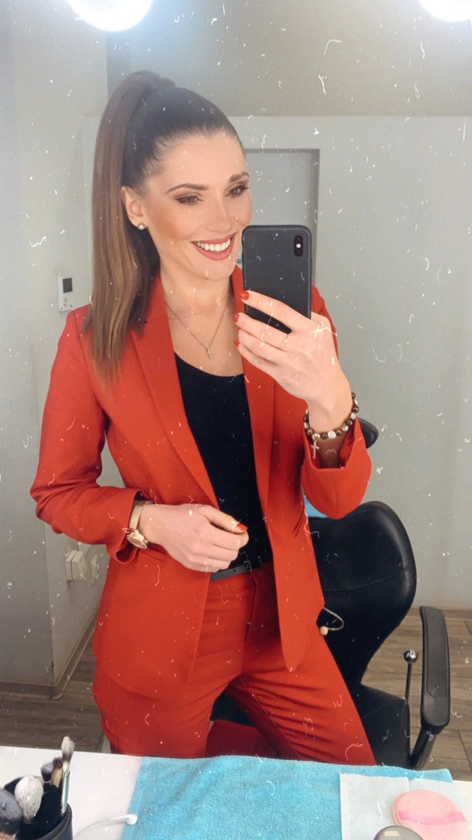 EZiemnicka's tweet photo. To niesamowite, jak wielu Was tutaj dołączyło od… wczoraj…. 😁😍🇵🇱  Dziękuje za KAŻDY komentarz!!! Telefon nie przestaje sygnalizować o Waszej obecności 😍💪 Z takim wsparciem, to można przysłowiowe „góry przenosić” !😁 Pozdrawiam każdego z osobna i przesyłam dużo uśmiechu!🤗🙏 https://t.co/hY0iql08xR