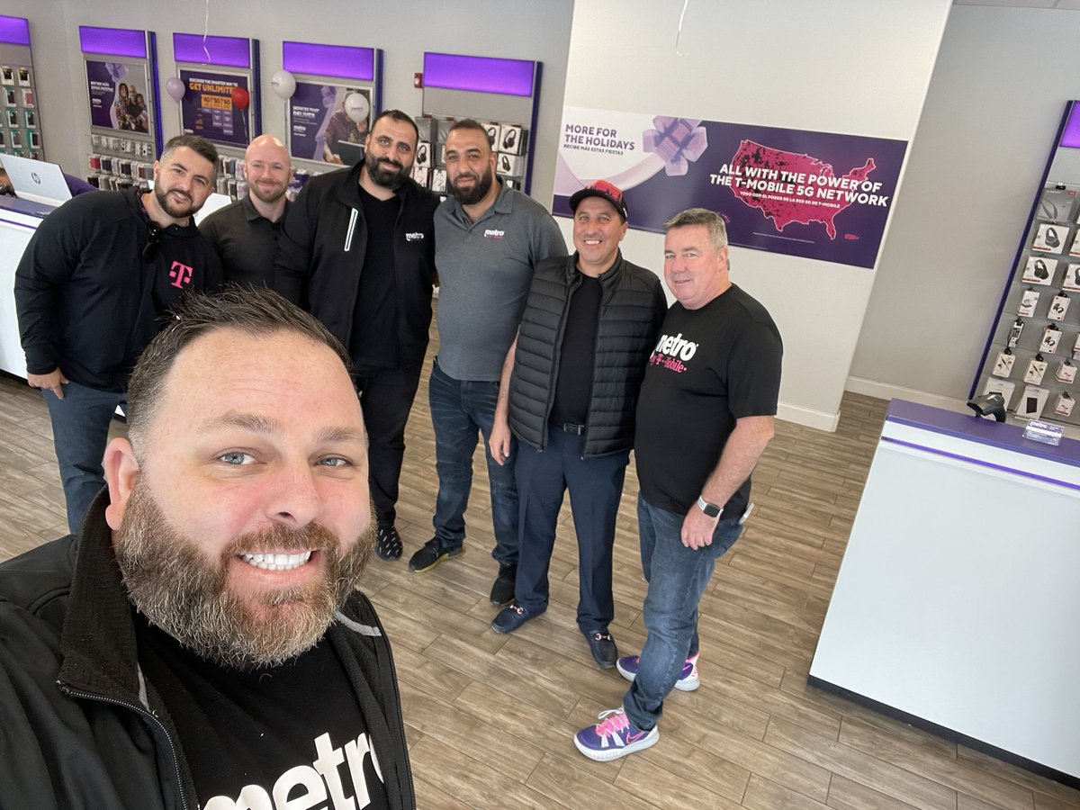 Great to see CellTouch Leadership out supporting University Team on BlackFriday <a href="/MetroByTMobile/">Metro by T-Mobile</a>