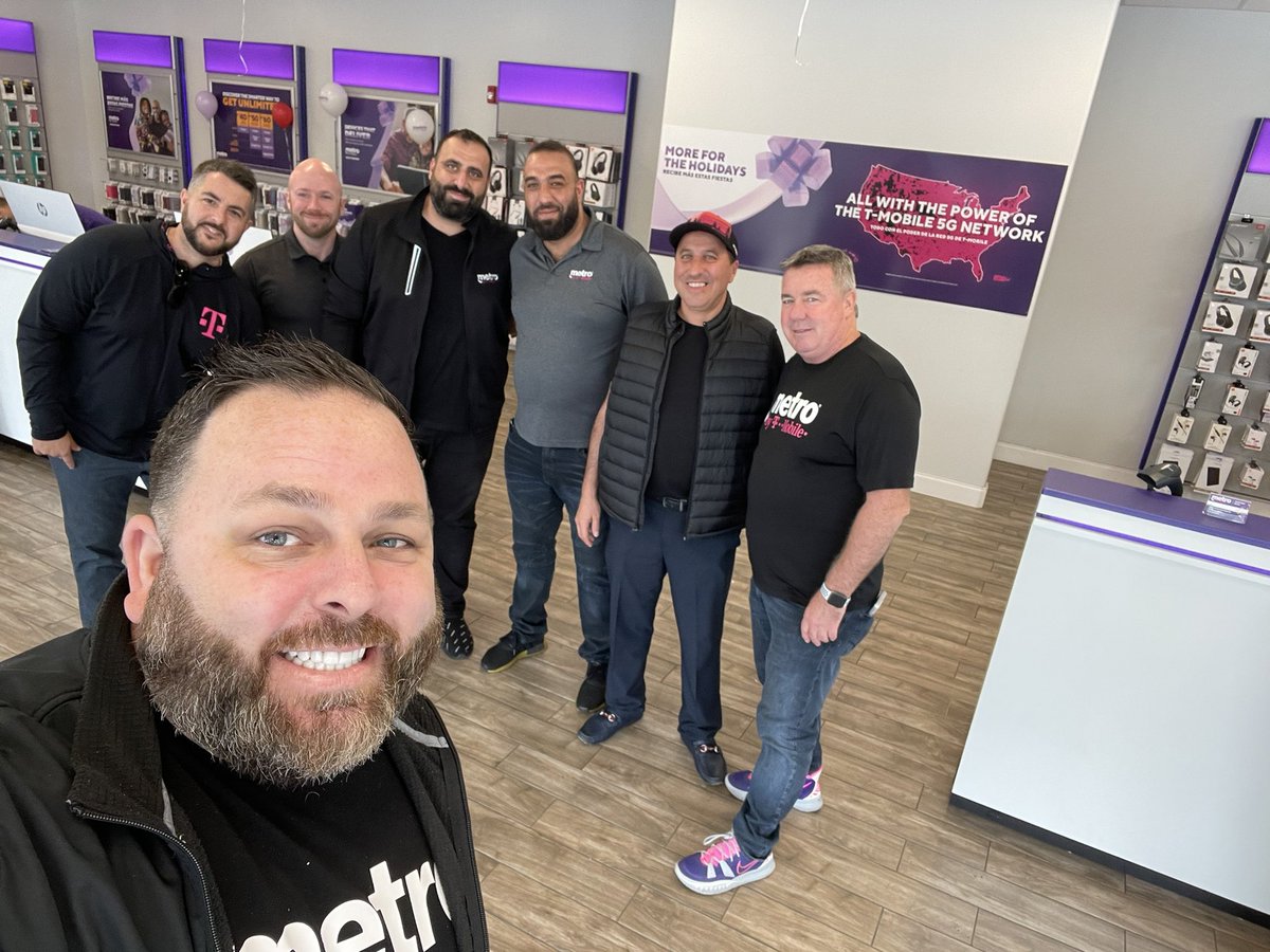 Great to see CellTouch Leadership out supporting University Team on BlackFriday @MetroByTMobile