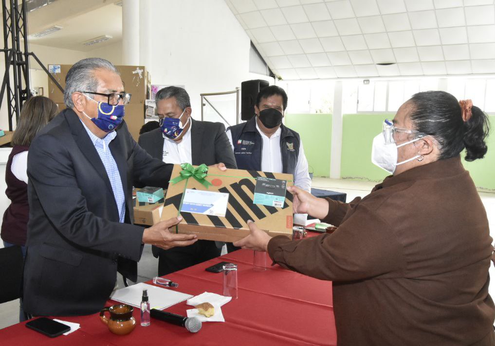 SEPHidalgo's tweet photo. El secretario @atilanorp reconoce la trayectoria de la @ENVM_Oficial en la formación de docentes en esa región de #Hidalgo y entrega a la institución equipos tecnológicos para cuerpos académicos, docentes y personal administrativo, así como cámaras web.
@omarfayad https://t.co/X1dcoMy2Ok
