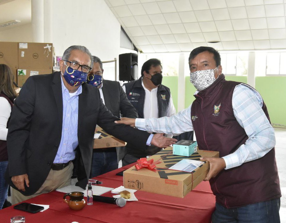 SEPHidalgo's tweet photo. El secretario @atilanorp reconoce la trayectoria de la @ENVM_Oficial en la formación de docentes en esa región de #Hidalgo y entrega a la institución equipos tecnológicos para cuerpos académicos, docentes y personal administrativo, así como cámaras web.
@omarfayad https://t.co/X1dcoMy2Ok