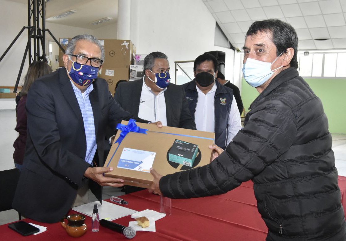 SEPHidalgo's tweet photo. El secretario @atilanorp reconoce la trayectoria de la @ENVM_Oficial en la formación de docentes en esa región de #Hidalgo y entrega a la institución equipos tecnológicos para cuerpos académicos, docentes y personal administrativo, así como cámaras web.
@omarfayad https://t.co/X1dcoMy2Ok