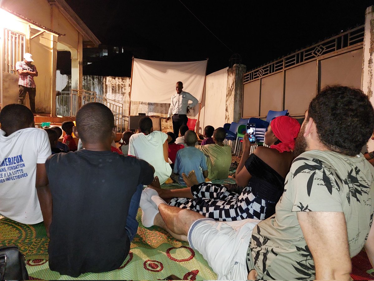 Une veillée autour de la petite tasse " thé " à Bambeto. Je passe l'une de mes meilleures soirées de cette année en compagnie des contes de l'humoriste guinéen Wawaké 👌
#LABIS❤💛💚