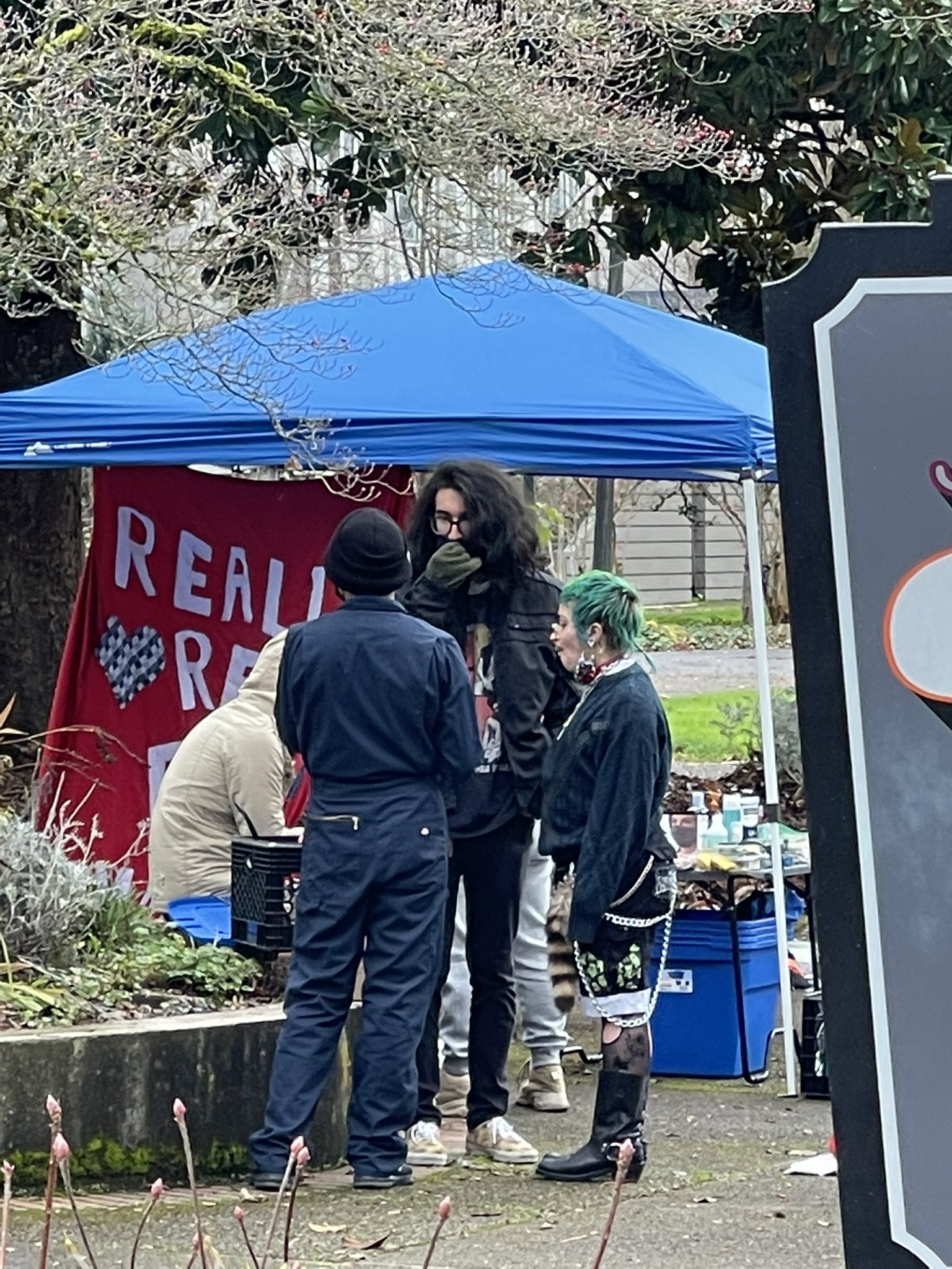 Local Antifa members trying to give the homeless more material to litter with are seen not wearing masks properly. Apparently mandates don’t apply to them because they’re “BIPOC allies helping the community” 😂😂 The “Really Free Market” was a flop, guys, admit it. https://t.co/BH8BjirAUt