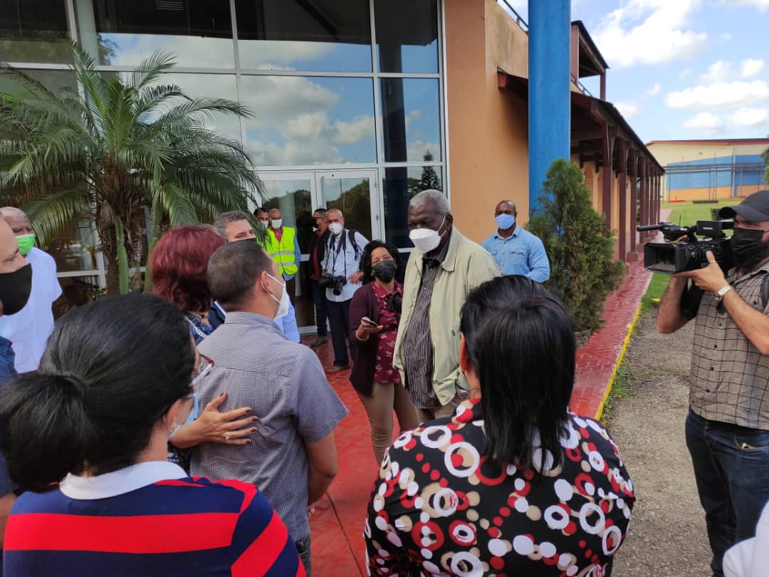 AmanteRonCubano's tweet photo. Esteban Lazo , P' de la Asamblea Nacional del Poder Popular, visitó nuestra Ronera San José, durante la cual transmitió una felicitación a todos los trabajadores de Havana Club, por el desempeño exitoso en estos 28 años. 
#CubaVive #HavanaClub #ElRondeCuba  #RoneraSanJosé https://t.co/wPiVxrSvDS
