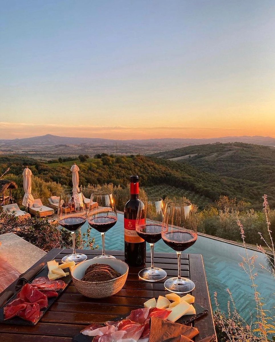 Saturday wine time in Chianti Classico 🍷 
If you could wine and dine anywhere in the world right now, where would you go?

📸: winerist / IG
#winetravel #winelover