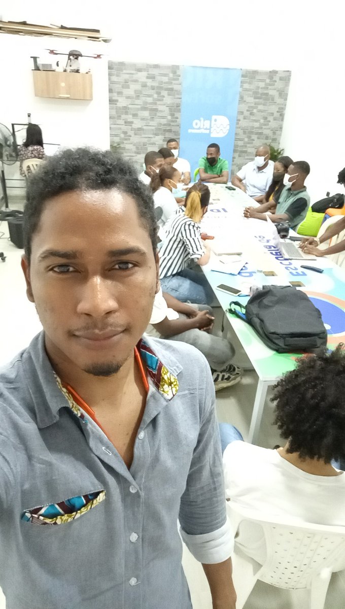 Hoy es un bonito día
Después de unos meses en el desarrollo de nuestro bootcamp #Riosoftware junto a <a href="/INNovaPacifico/">Escuela de Robótica de Chocó</a>, <a href="/ManosVisibles/">Manos Visibles</a> y los maravillosos mentores de la comunidad de <a href="/colombia_dev/">Colombia Dev</a> hoy estamos reunidos con el grupo de nuevos desarrolladores del Chocó integrandonos💖