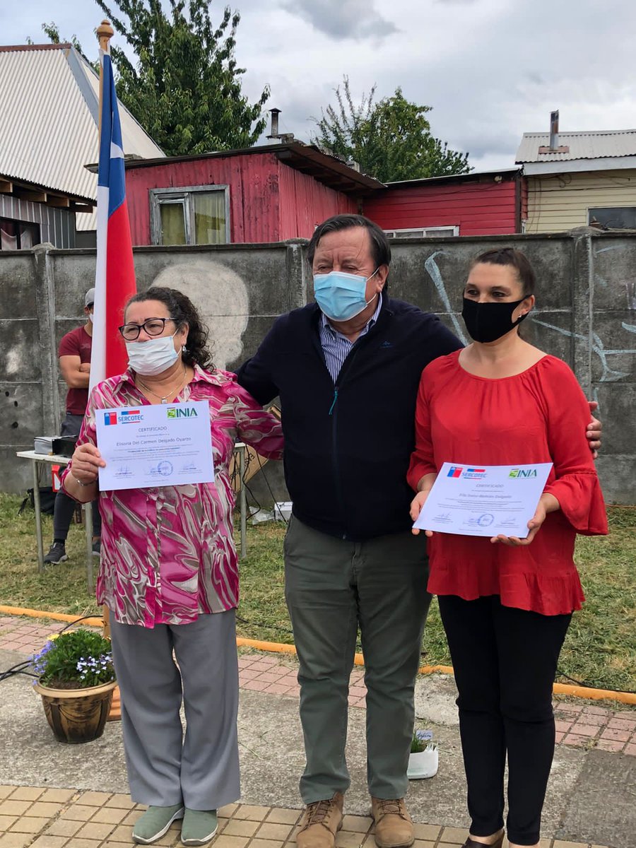 JavierHOsorno's tweet photo. Compartiendo esta bella tarde en #Osorno, junto a vecinas y vecinos de Población Schilling, en el cierre del curso de Huertos Urbanos 🌱🥕🍎 Capacitación que, a través de INIA, llegó a medio centenar de ciudadanos, quienes recibieron su certificación.
#EnTerrenoComoSiempre💪 https://t.co/9xT9E7qvoP