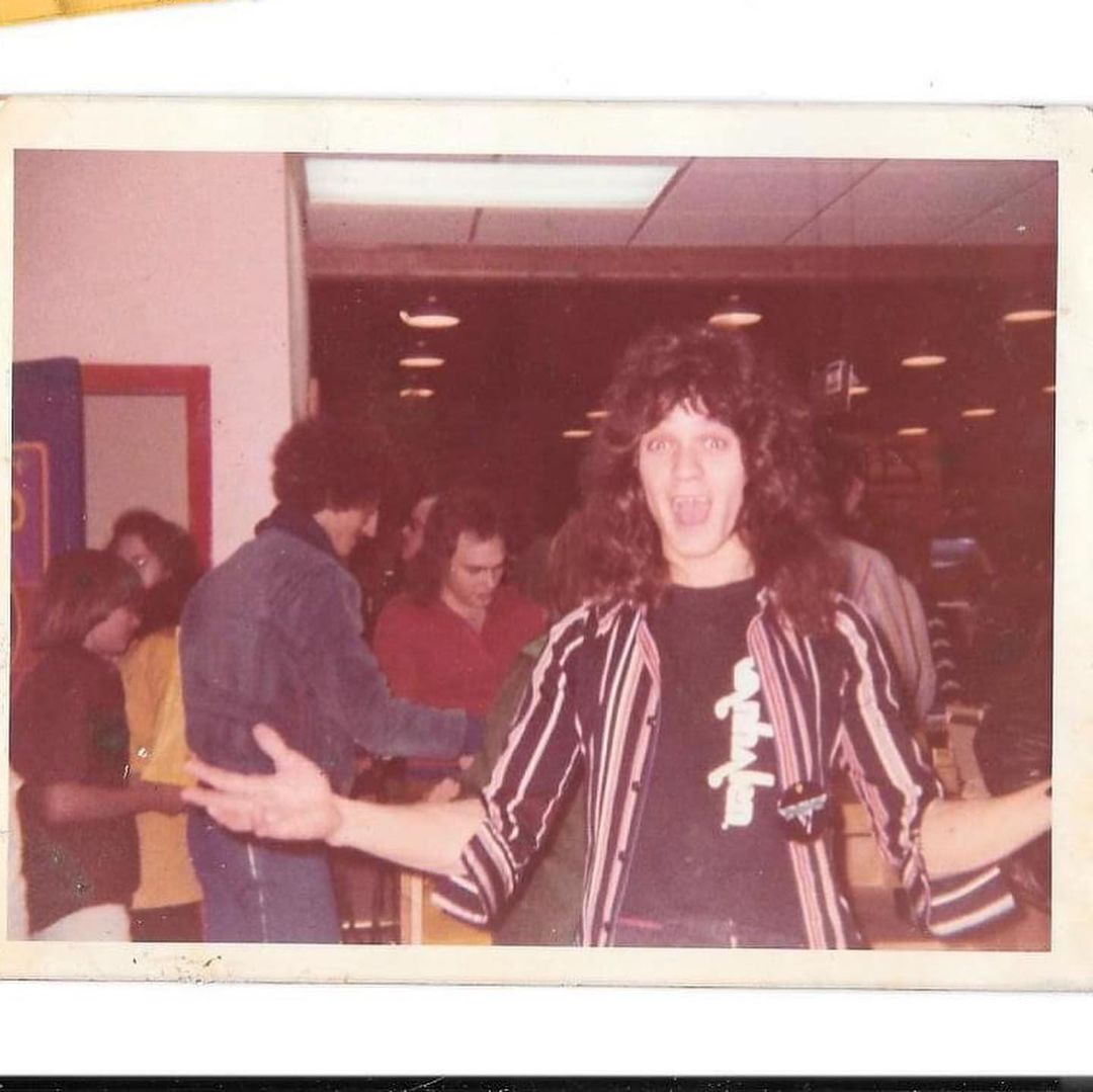 EVHArmy's tweet photo. The Master at TRACKS Records and Tapes in Norfolk 1978 ♥️
#evh #EddieVanHalen #VanHalen #Master #love #missingevh https://t.co/e6Qtr9dUXn