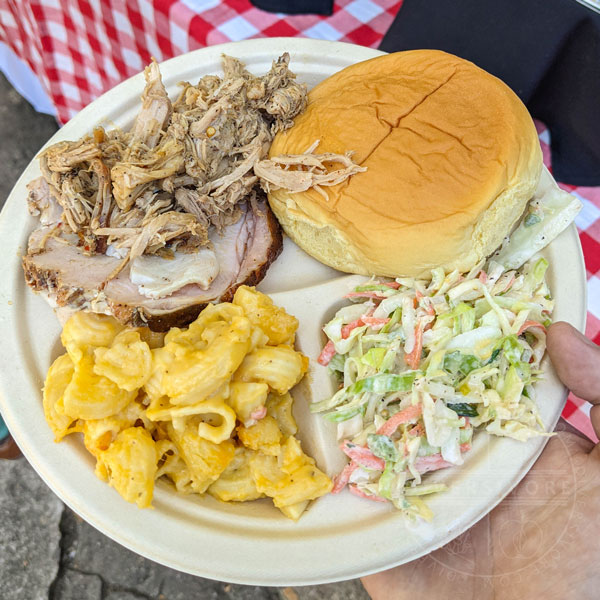 diversivore's tweet photo. The #Alabama pic you've been waiting for: BBQ! Prepared by award-winning @PitmasterRS! A feast at @IACPculinary 43 in Birmingham. Pulled pork, smoked turkey, Alabama white sauce, mac n' cheese, coleslaw, & a bun.
#iacppix #southernbarbecue #southernbbq #rodneyscottsbbq https://t.co/ovRhFcrGZk
