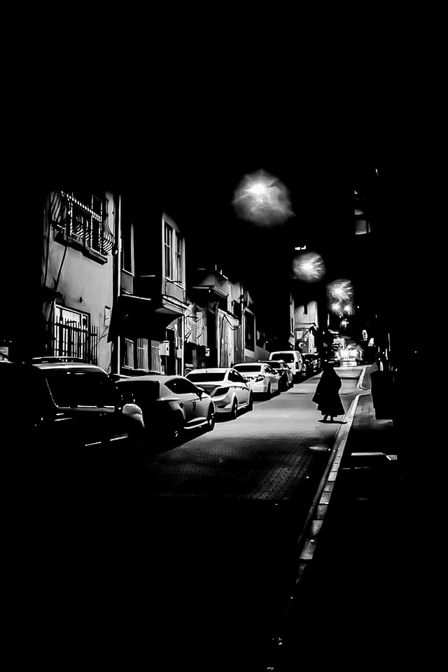 Geceye mi sığınıyorsun?
Gündüzden mi korkuyorsun?
#bnwphotography 
#noirphotography
#noiristanbul
#photographer