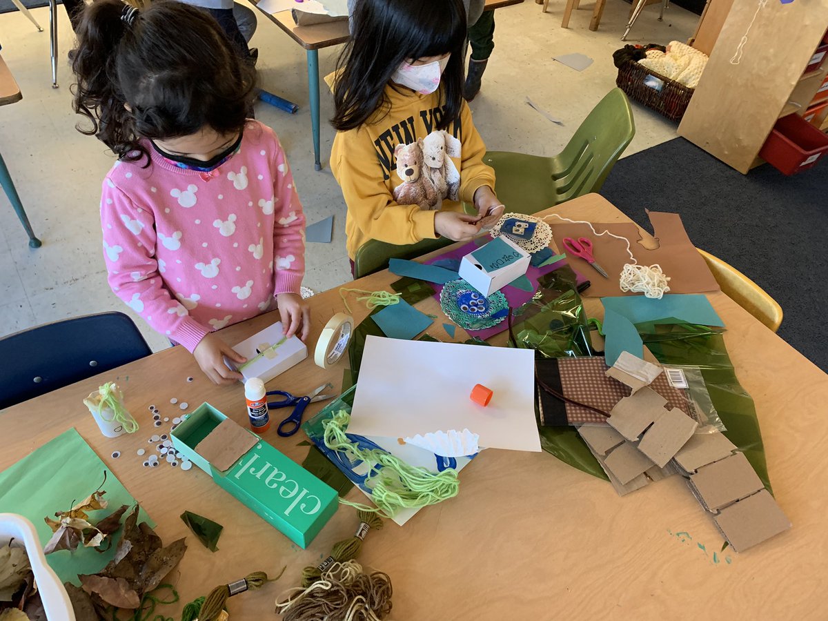 gilmoregriffins's tweet photo. Div 10/11 Ss collaborated to create the landscape of British Columbia. “Il y a un lac et une rivière.” “J’aime les montagnes parce-que j’ai jouer dans le neige.” #sd38learn #connectiontoplace https://t.co/Z6cONnPwCV