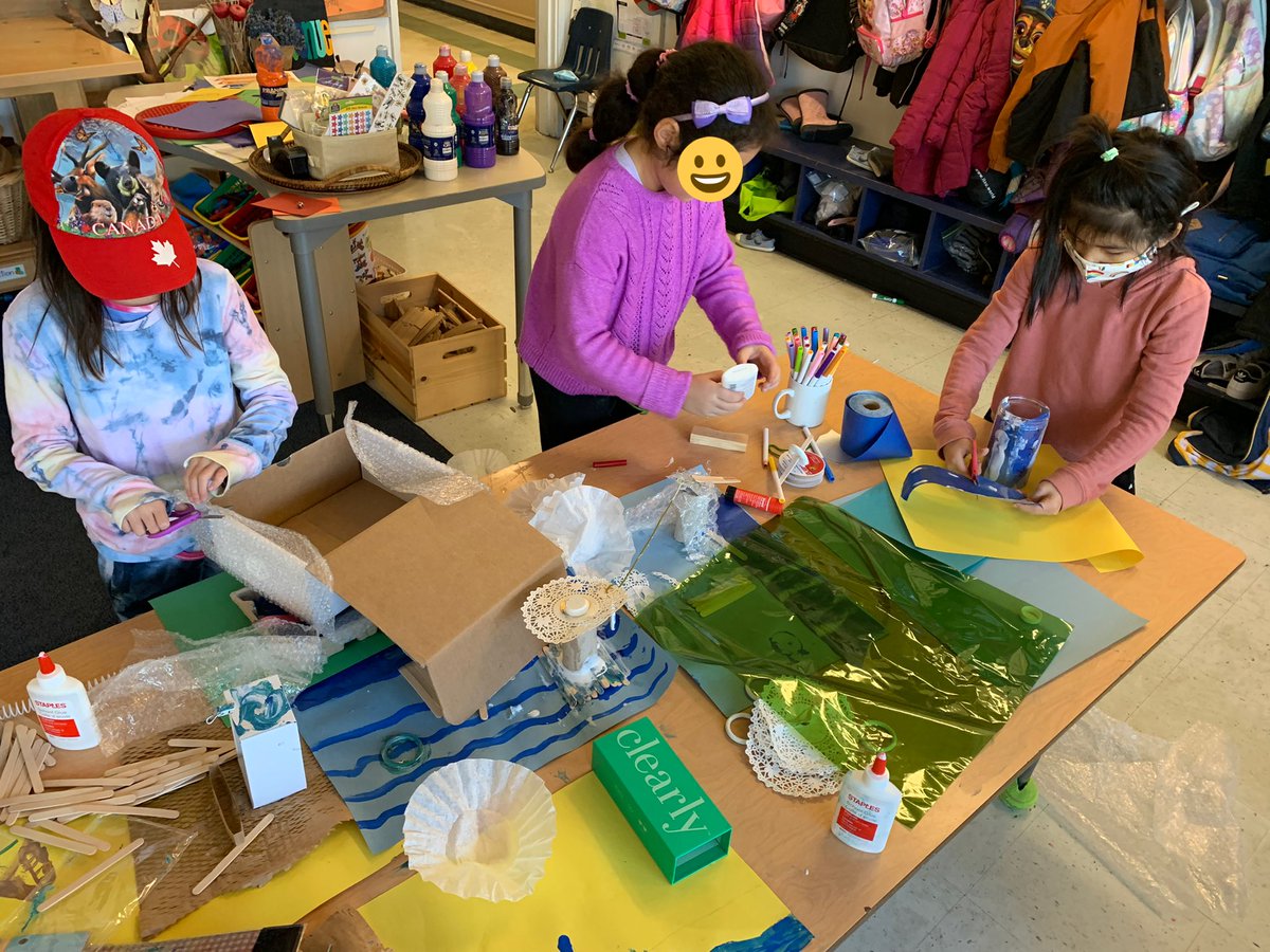 gilmoregriffins's tweet photo. Div 10/11 Ss collaborated to create the landscape of British Columbia. “Il y a un lac et une rivière.” “J’aime les montagnes parce-que j’ai jouer dans le neige.” #sd38learn #connectiontoplace https://t.co/Z6cONnPwCV