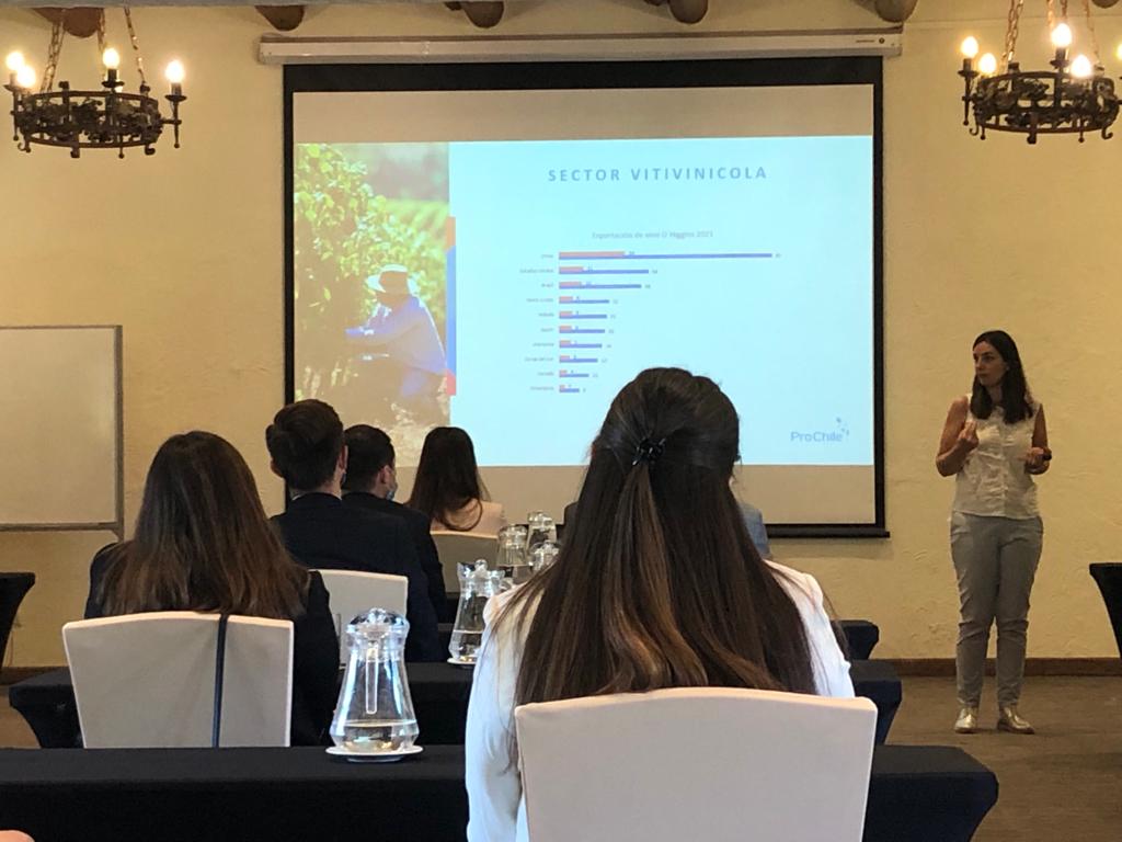 ProChile_Oh's tweet photo. Terminamos una intensa semana en la que recibimos a los alumnos de la  Academia Diplomática de #Chile @AcadeAB, para mostrarles nuestra región, sectores productivos y principales desafíos.
Mucho éxito a quienes serán los embajadores de nuestro país, tradiciones y regiones! https://t.co/7VswQmq8gS