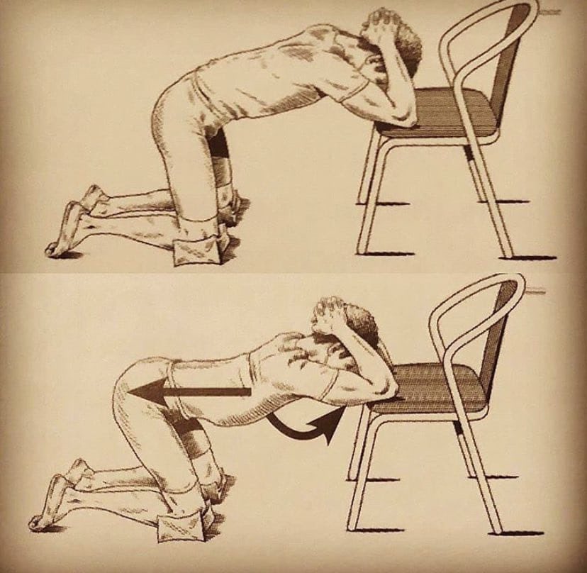 Teknoloji çağında karşımıza sıkça çıkan ikifoz (kamburluk) çoğu insanda vardır. Bu orta sırtın hareketliliğini kaybetmesiyle birlikte bel, boyun ağrılarına zemin hazırlar. Egzersiz rutininizde göğüs omurgasının uzama yeteneğinini geliştiren bu hareketi mutlaka yapın!