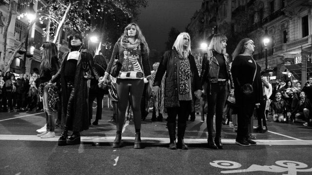 frictionmagfr's tweet photo. Ce samedi à @CheriesCheris, on va voir à 15h05 au Mk2 Beaubourg Nos corps sont vos champs de bataille. La réalisatrice Isabelle Solas suit le trajet militant et intime de Claudia et Violeta, deux femmes trans en Argentine qui vivent l’élan féministe inédit qui traverse le pays https://t.co/irsXvUbLAc