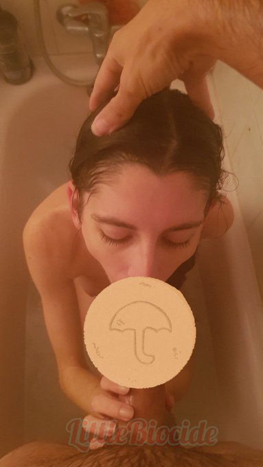 Amor es lavarle el pelo mientras ella te la chupa Verdad? @Little_Biocide https://t.co/8kYbXG9g8R