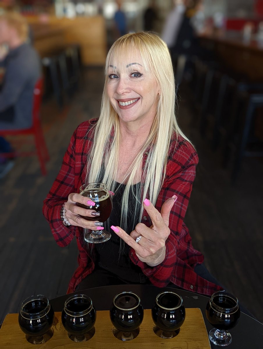 metalbeerclub's tweet photo. HMBC @TheTapAndBottle for the 9th annual Barrel Bowl. There is no way I can pick a favorite out of this @GooseIsland Bourbon County flight!
#beertasting #beerfun #bourbonbarrelaged #heavymetalbeerclub https://t.co/9FKuR67QJa