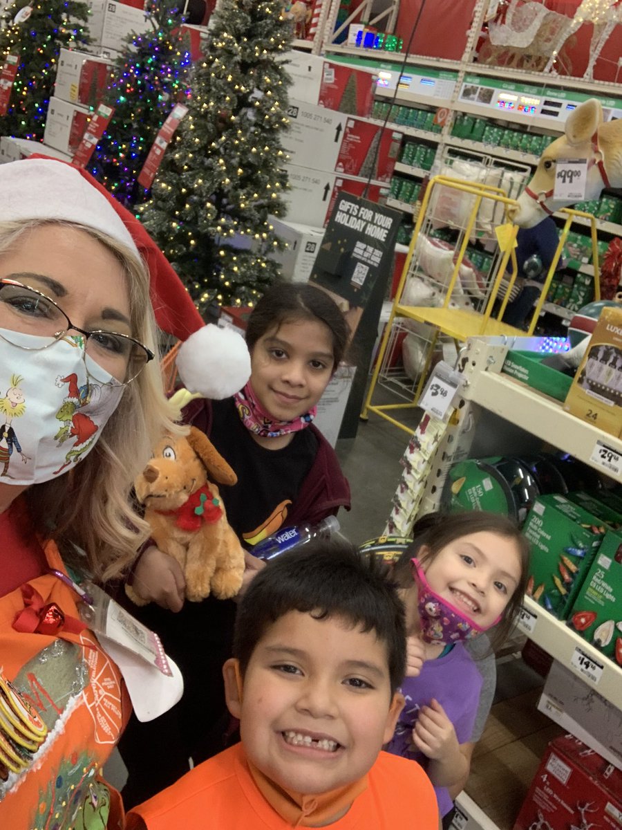 Favorite day of the year! Spreading some holiday cheer with these littles! When they love the toy that matches your apron, you gotta send it home with them. #1846proud #PacNorthProud #BlackFriday  #holidaycheer #sharingsmiles @BerumenNaz @EddiePereida101 @catelyn_sober