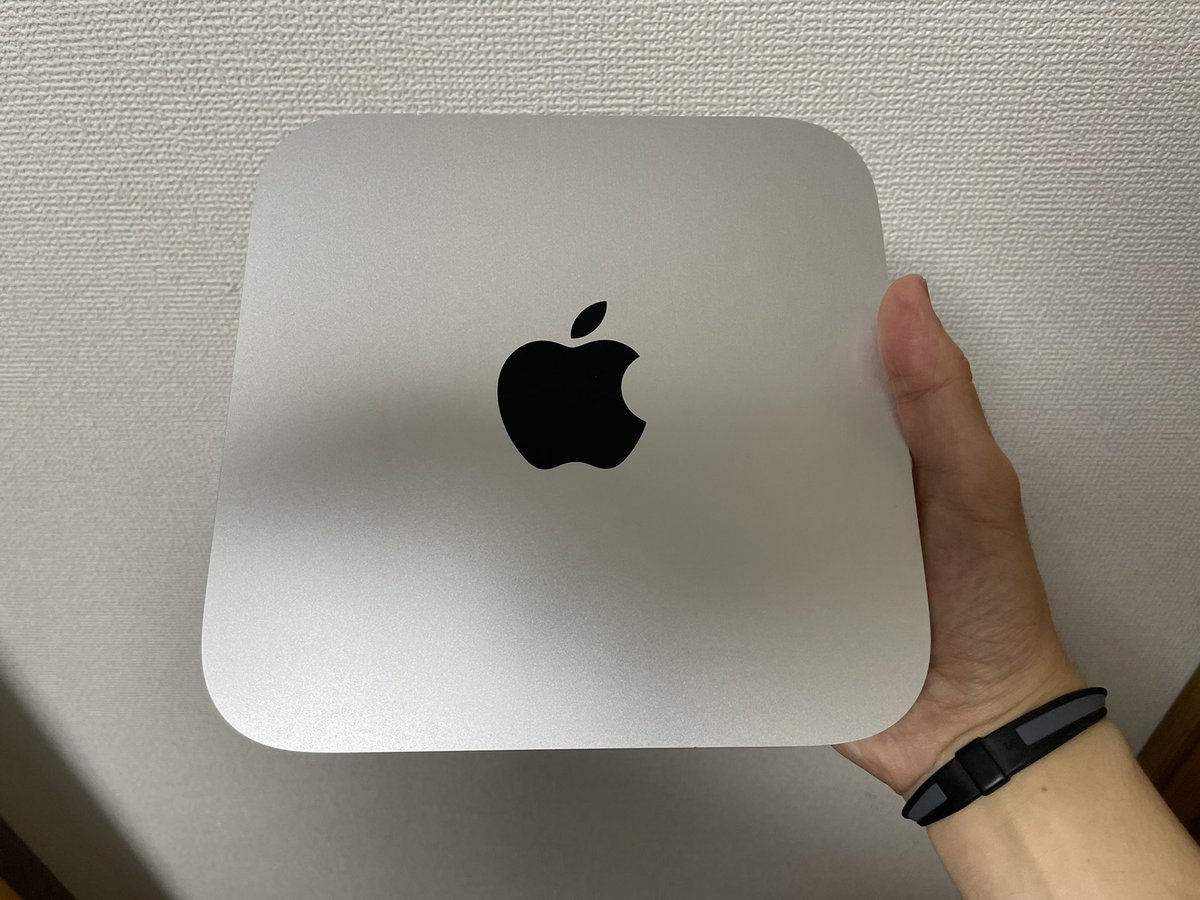 Naoki_vrain's tweet photo. 社労士合格して、まだ“自分への合格祝い”を買ってませんでしたが遂に！

データ移行済ませて、M1 Macで心配だった音楽関連諸々の動作確認もOK！

週末にデスク配置見直し。

White Stormのレコから使ったMacBookPro2013今までありがとう！
8年振りの交換😅

#社会保険労務士
#合格祝い
#MacMini2020 https://t.co/Fl7aX2BoYO