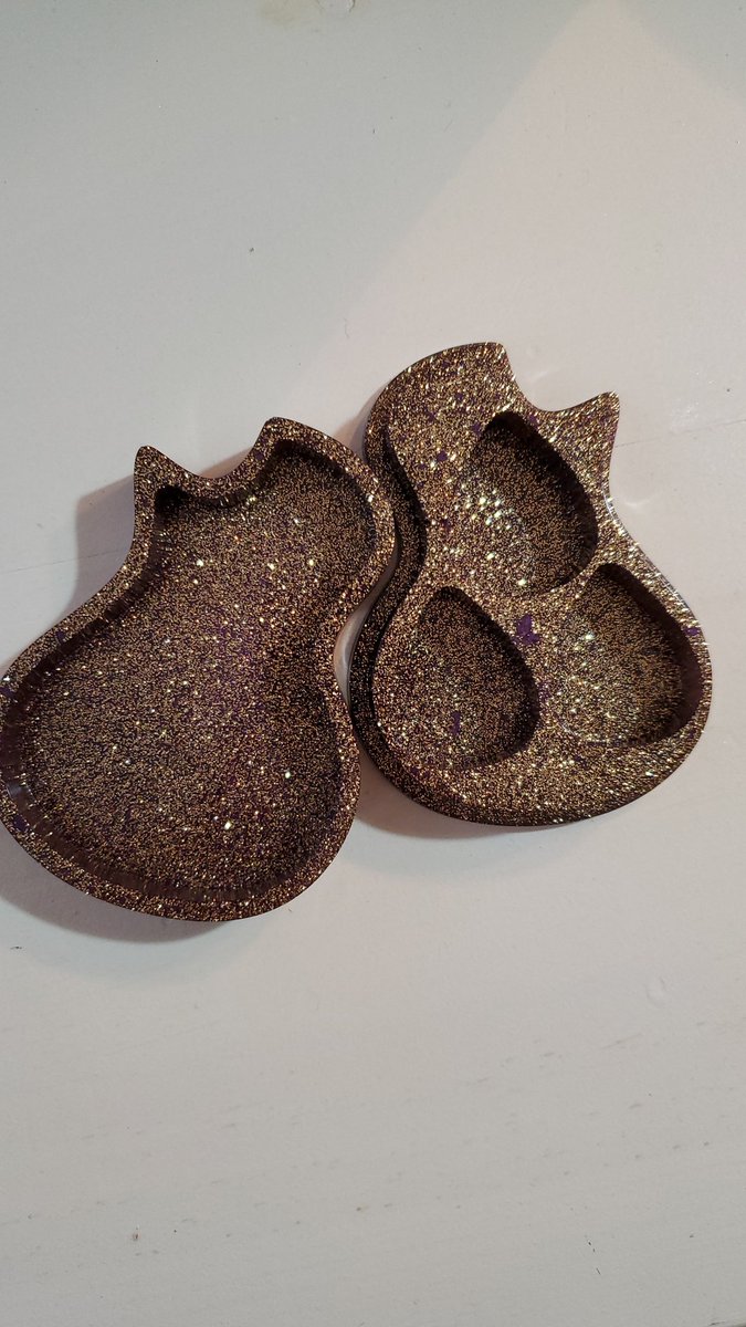 KBamArt832's tweet photo. #beautiful #purple &amp; #gold #guitar pick case 😍

#resin #resinart #art #Christmas2021 #Christmasgifts #smallbusinessowner #SmallBusinessSaturday #music https://t.co/agTwug8kMj