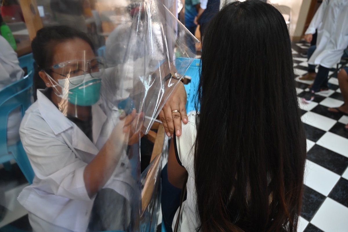 takeshi_kasai's tweet photo. LGUs reach out to people using social media &amp; SMS so they don’t miss their schedules and to control the crowd at the vaccination sites. I’m impressed with the very organized site, with people practising physical distancing, and the smooth flow of the vaccination process. https://t.co/ApbXSs3xfX