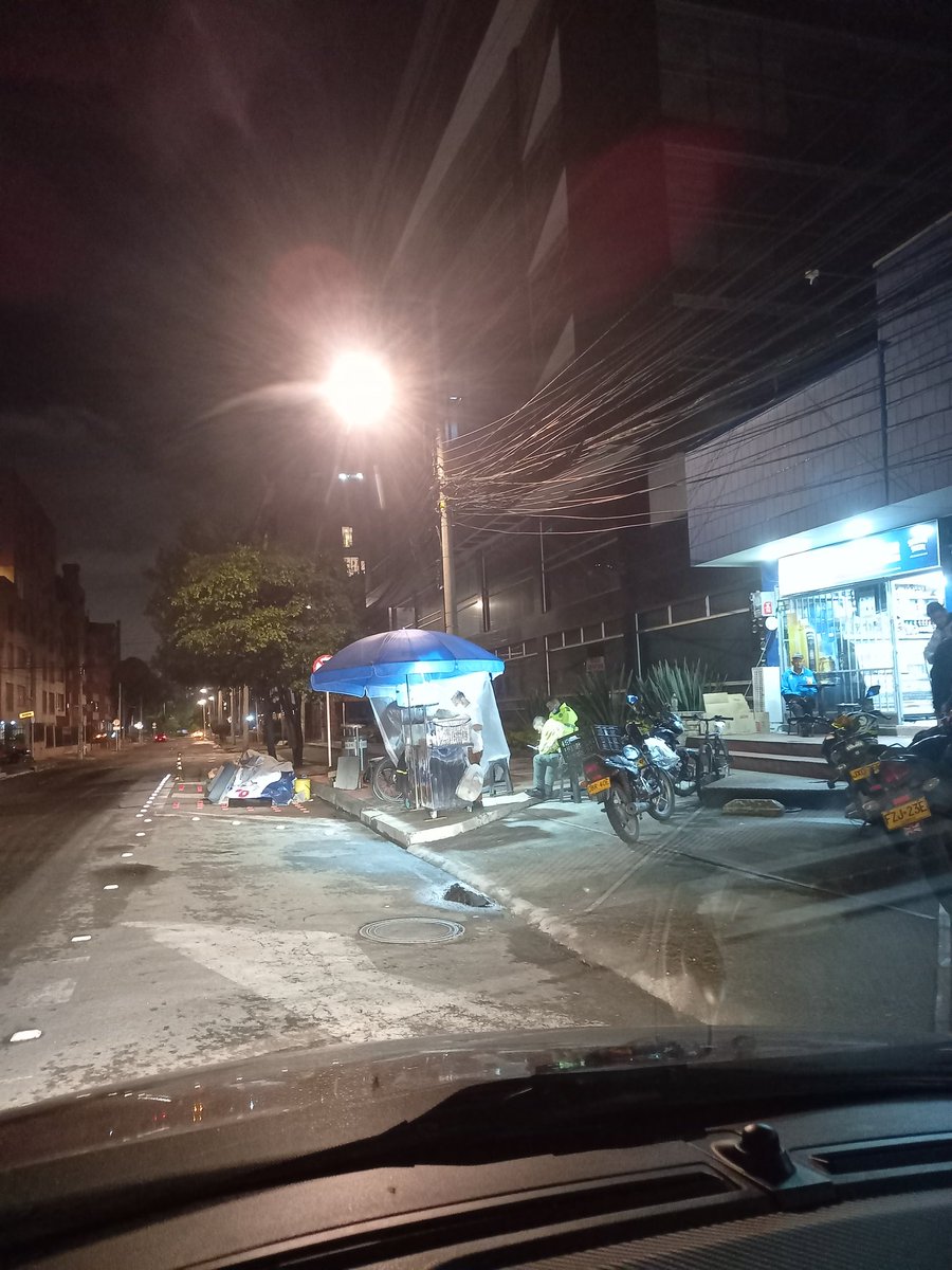 AdrianaxFallaLl's tweet photo. @DadepBogota @AlcaldChapinero otra invasión al espacio público en cll95 crr 15 y residentes pagando estrato 6, #bajemosdeestrato no más desorden 📣 https://t.co/BEfrxqwdSh
