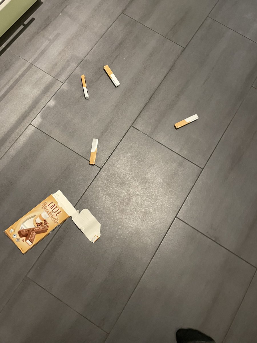 schmidt0mat's tweet photo. Uups… da gabs doch die Regel das ich jetzt alles aufessen muss!? #fressflash https://t.co/G7gSQVN5fo