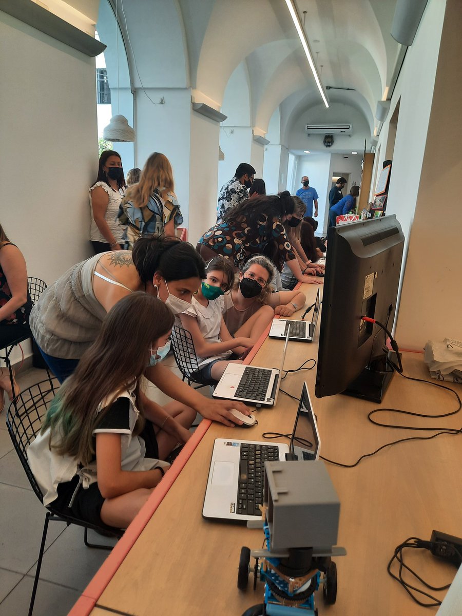 Julietapi09's tweet photo. #hijade11 fue elegida para representar a su escuela pública en la #feriainnovar Programo un video juego. Esta madre protectora y jefa de hogar está feliz 💜💪#elrecoleta https://t.co/i1nKop0juX